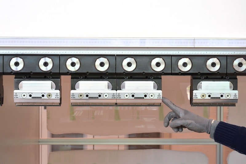 Neue pneumatische bewegliche Oberwerkzeugklemmung mit geteilter Stempelaufnahme