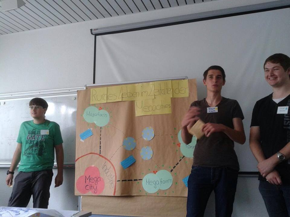 Schüler der Stuttgarter Kerschensteinerschule blicken in die Logistik der Zukun