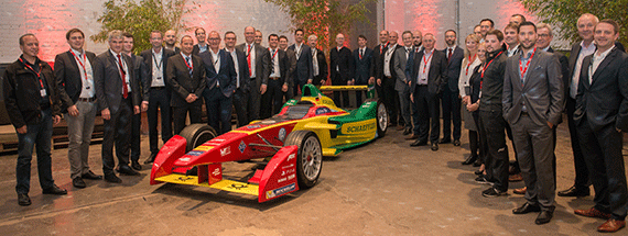 Elektronikmanager beim Networking in Stuttgart