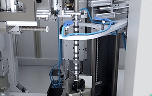 Thermisches Fügen: flexiblerer Bau von Nockenwellen mit Fügeanlage SFC 600