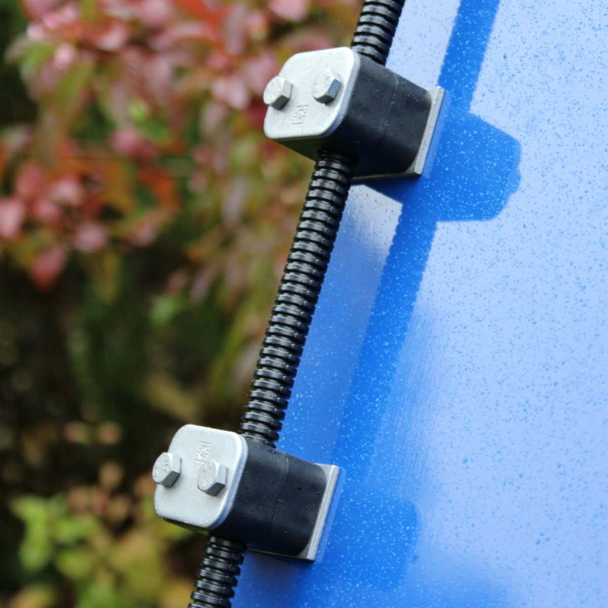 Sichere Führung und Befestigung von thermoplastischen Wellschläuchen