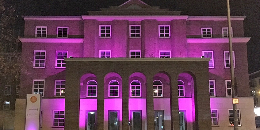 ifm setzte Lila-Licht-Zeichen zum Weltfrühchentag