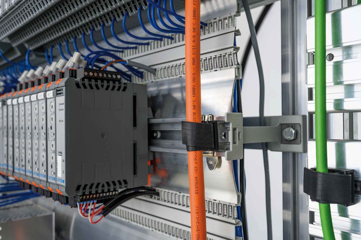 Werkzeuglose Kabelführung im Schaltschrank