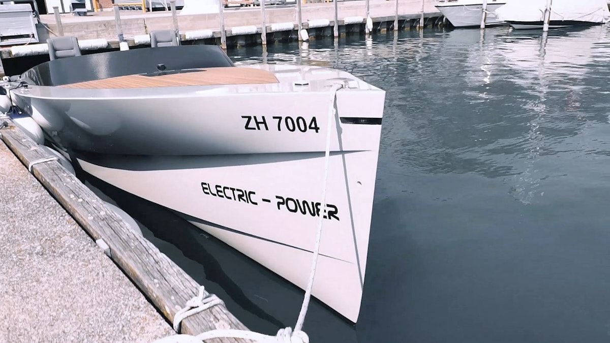 Auf Geschwindigkeitsrausch mit weltweit schnellstem Serien-E-Boot