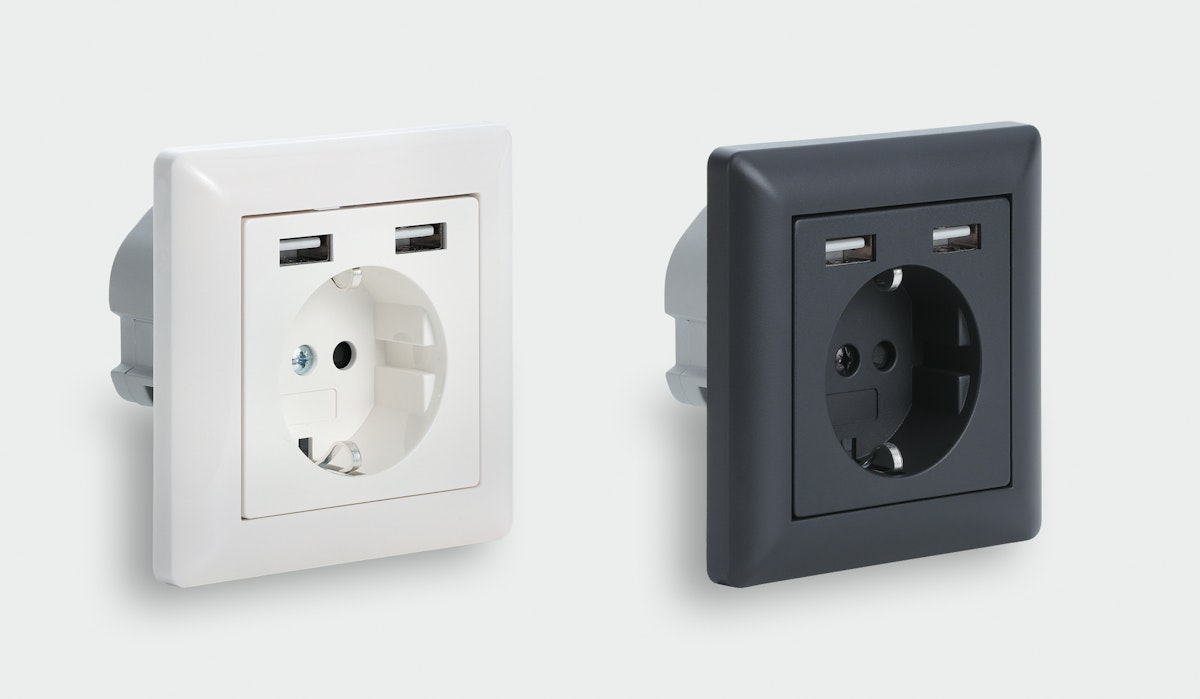 100 % bahntaugliche 230 V Steckdose mit zwei integrierten USB-Ladeports