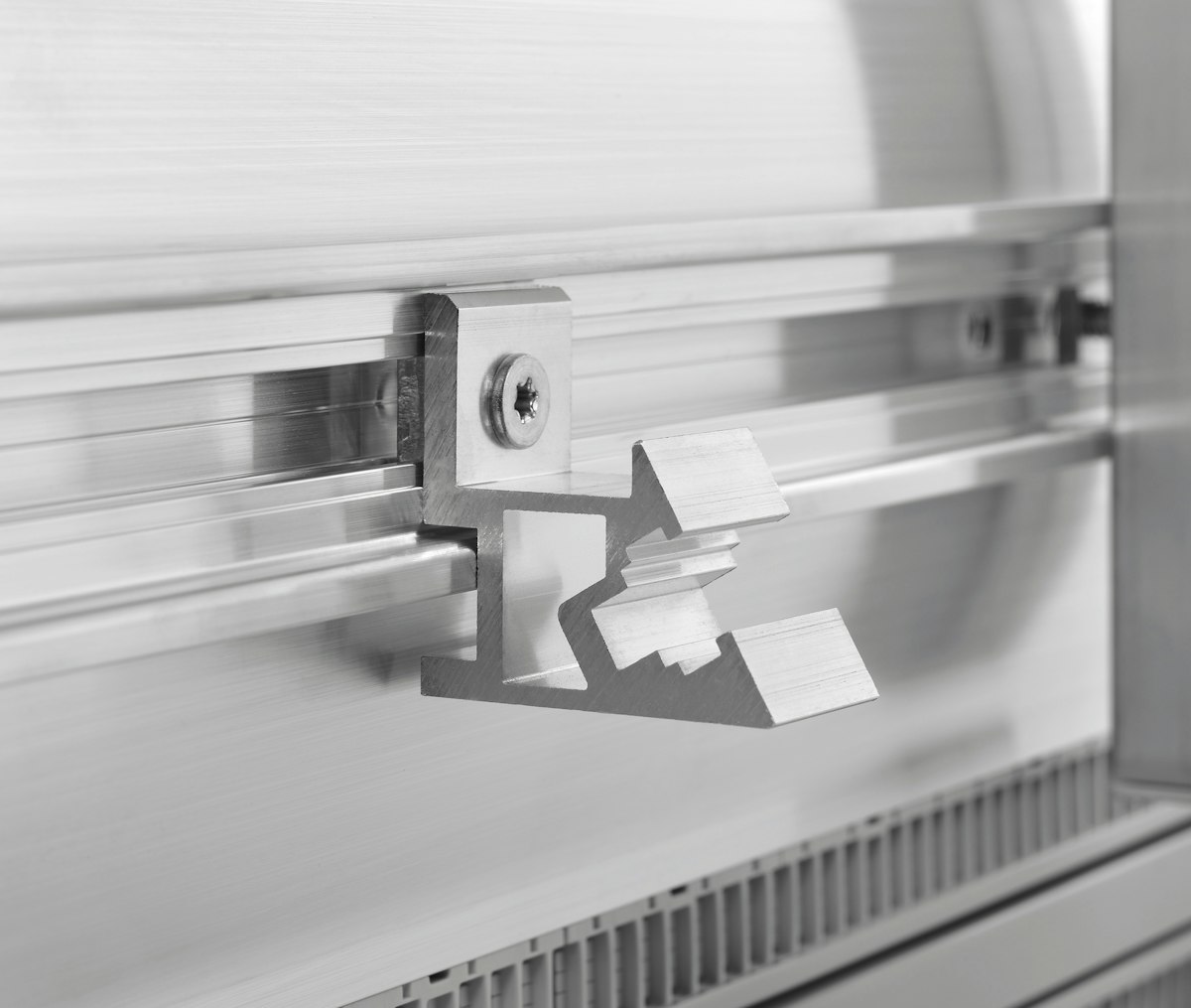 Einfache Verdrahtung im schwer erreichbaren Schaltschrank-Bereich 