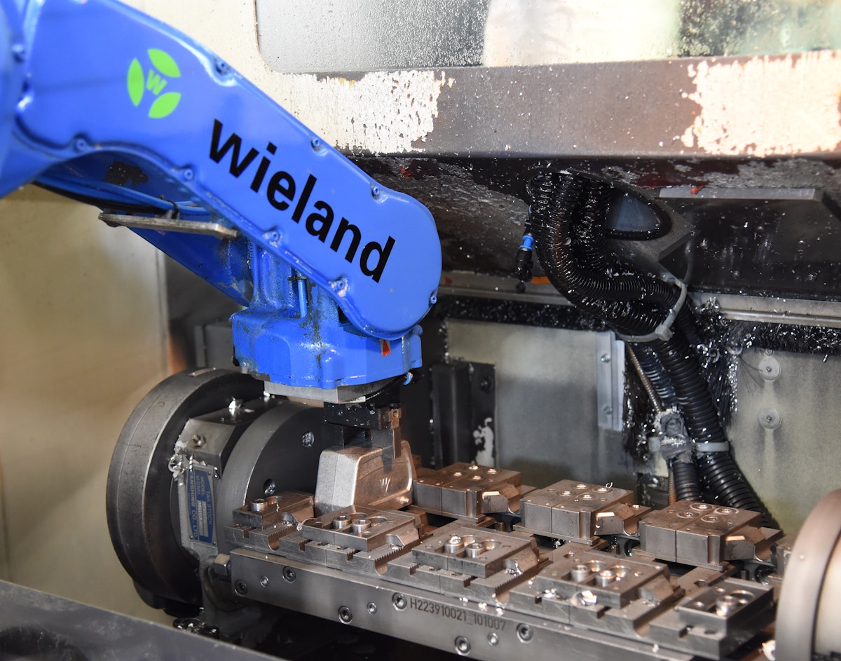 Automation eines Bearbeitungszentrums mit Roboter - Prozesssichere Lösung