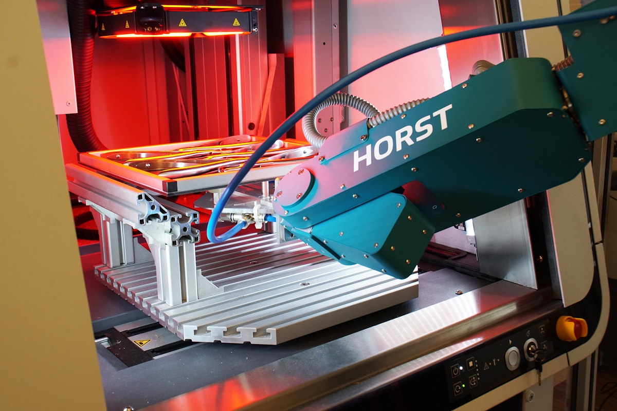 Automatische Bestückung einer Lasermarkieranlage mit Industrieroboter HORST900