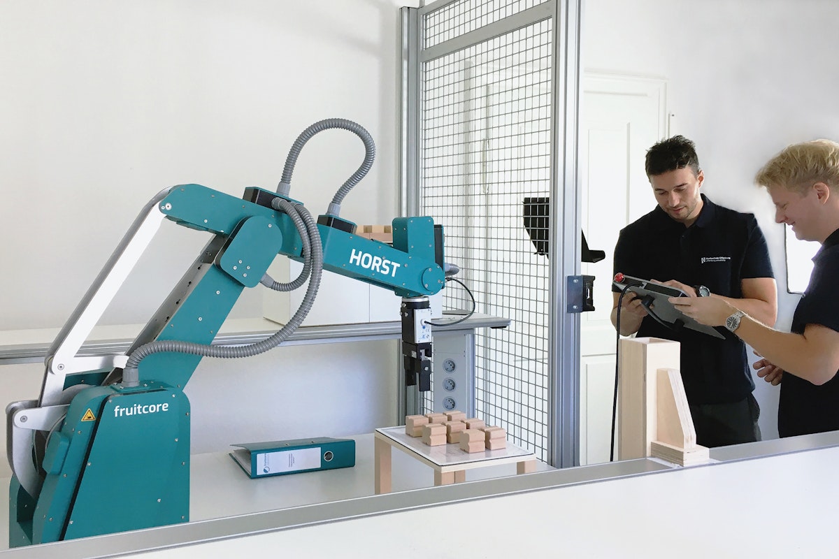 Studenten der Hochschule Offenburg lernen mit Industrieroboter HORST von fruitcore robotics