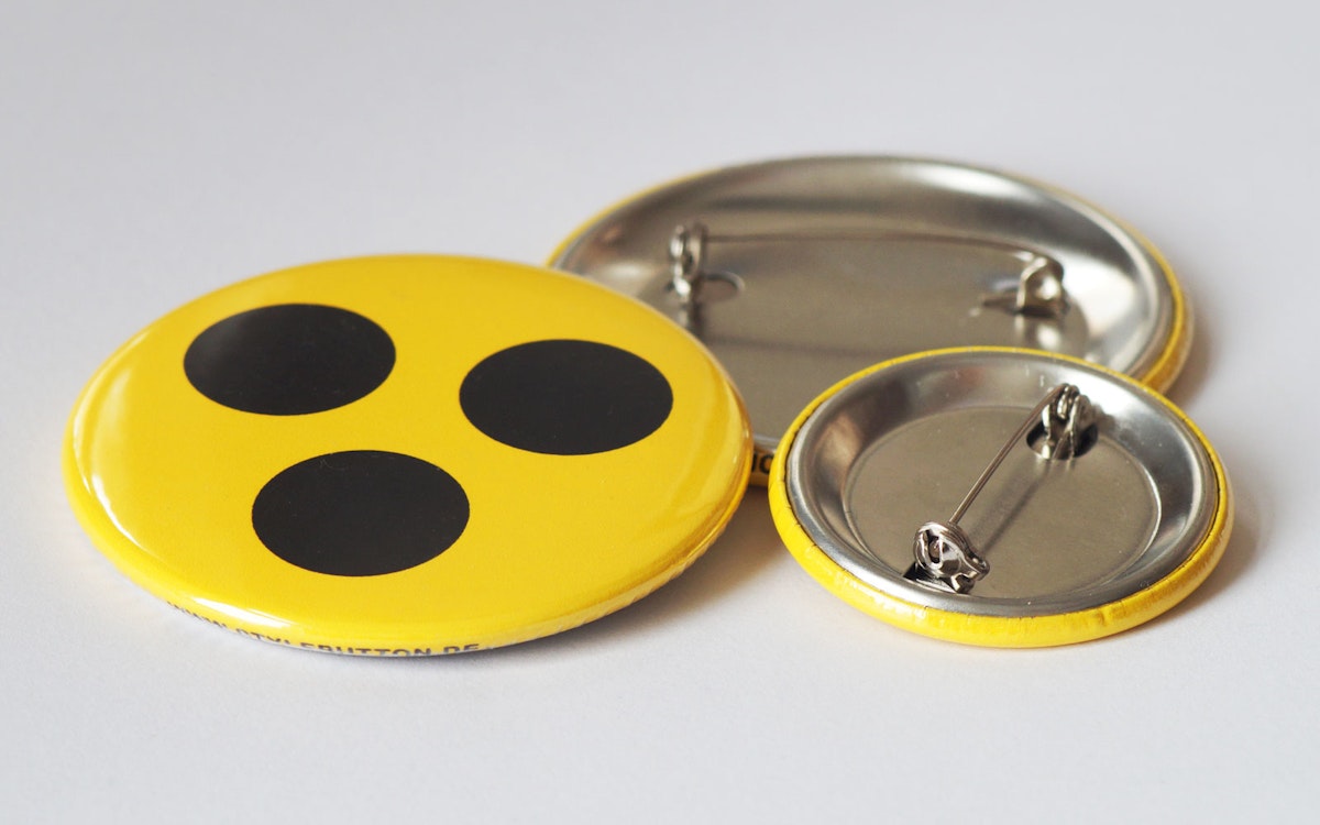 Sicherheitsverschluss: Die neue Befestigung von stylebutton.de verhindert zuverlässig den Verlust von Blindenansteckern