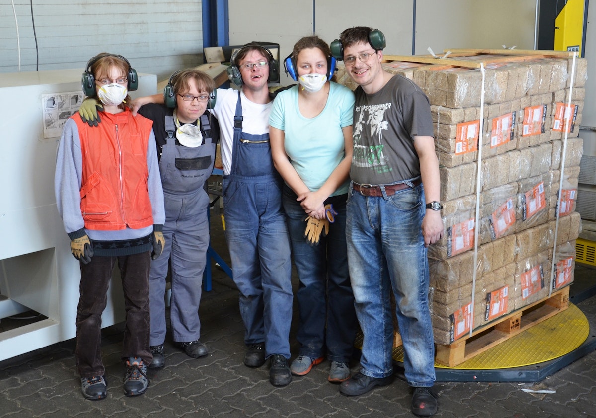 Hol’z dir! Nachhaltige Brikettherstellung im Augustinuswerk Jessen