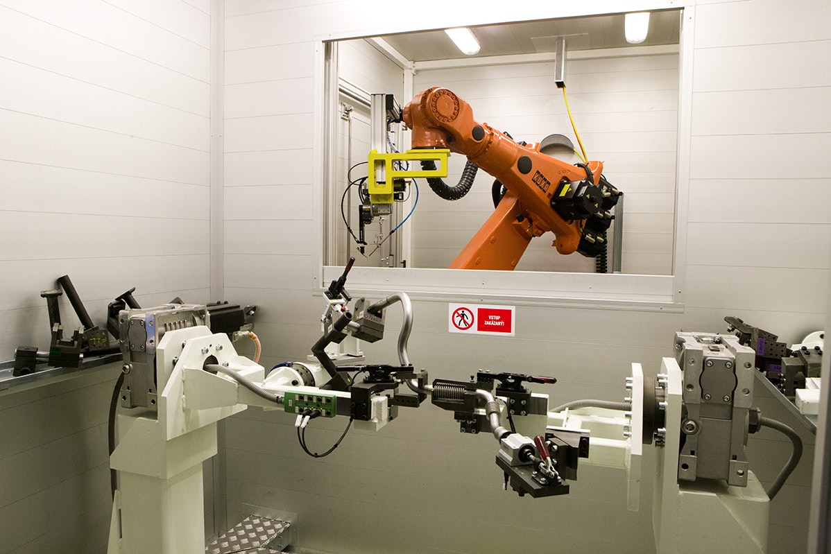 Blumenbecker Slovakia liefert Schweißroboter für Kraftstoffleitungen