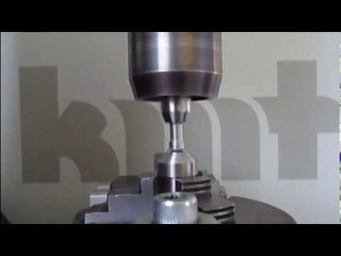 Nieten von Bolzen mit einer KMT Nietmaschine.